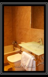马德里加泰罗尼亚旅馆的浴室配有盥洗盆、卫生间和浴缸。