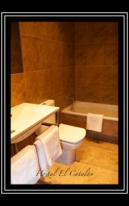 马德里加泰罗尼亚旅馆的浴室配有卫生间、盥洗盆和浴缸。