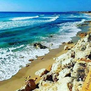 利扎诺B&B Nonna Maria的一片拥有岩石和海洋的海滩