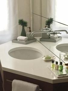 威尼斯Primaluce的浴室设有白色水槽和镜子