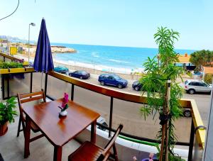 朱尼耶AlSaeed Residence的海滩景阳台配有桌椅