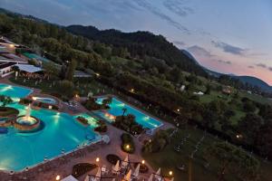 加尔齐尼亚诺Hotel Majestic的享有度假胜地的空中景致,设有2个游泳池