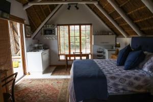 圣弗朗西斯湾Milkwood Way的一间卧室配有一张带蓝色棉被的床