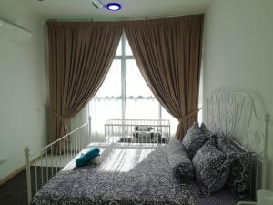 莎阿南Guesthouse at Shah Alam的一间卧室设有一张床和一个大窗户