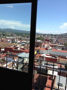 乌鲁阿潘Hotel Real de Uruapan的阳台享有城市美景。