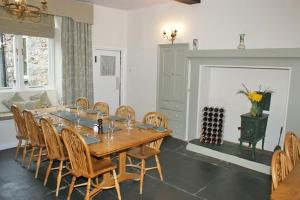 博罗代尔谷Seatoller House的一间带木桌和椅子的用餐室