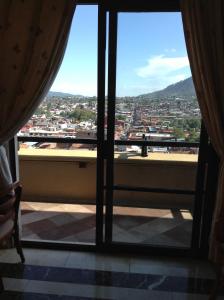 乌鲁阿潘Hotel Real de Uruapan的从窗户可欣赏到城市美景