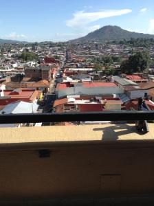 乌鲁阿潘Hotel Real de Uruapan的从建筑屋顶上可欣赏到城市美景