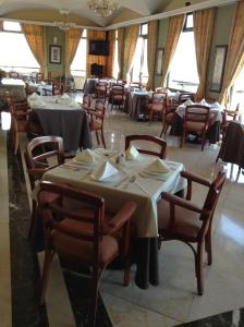 乌鲁阿潘Hotel Real de Uruapan的餐厅内带桌椅的用餐室