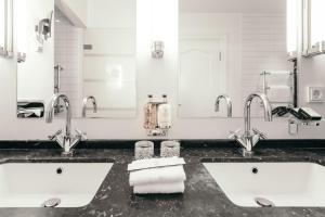 雷克雅未克凯亚博格酒店的浴室设有2个水槽和2面镜子