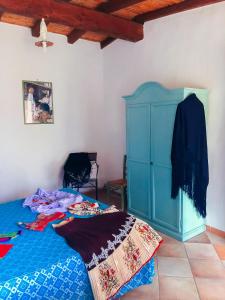奥列纳Camisadu的一间卧室配有一张床和一个蓝色的橱柜