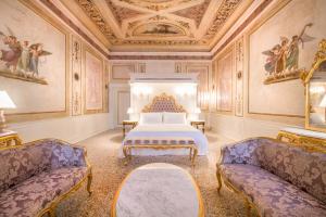 威尼斯Ca' Bonfadini Historic Experience的一间卧室配有一张床和两张沙发