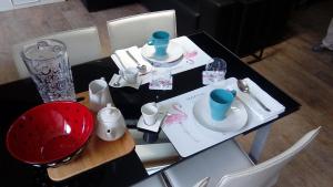 都灵Alloggio Fronte Egizio的红黑桌的餐桌