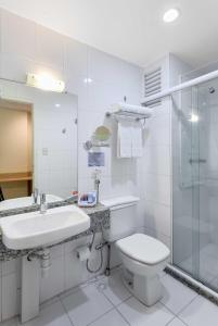 圣路易斯Praiabella Hotel的浴室配有卫生间、盥洗盆和淋浴。