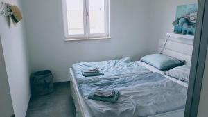 苏佩塔尔Soren-SUN Apt´s的一张床上有两个枕头的房间