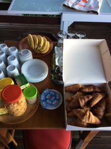 波尔兰特CHALET & MAISONS BULLES Deluxe的一张桌子,上面放着一盒面包和其他食物