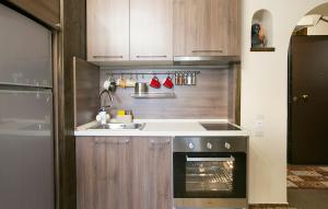雅典Spacious Apartment Next To Metro - Marousi的厨房配有水槽和炉灶