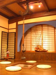 高山库瓦坦尼亚名宿的带垫子的客房位于木地板,设有窗户