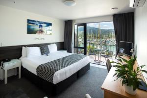 纳尔逊海港滨海汽车旅馆的酒店客房设有一张床和一个阳台。