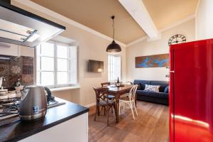 卢卡Affordable suite with a view in the Heart of Lucca的一间厨房和一间带红色冰箱的客厅