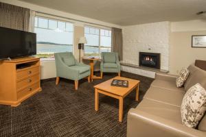 林肯市路肯恩格拉斯旅馆的带沙发、电视和壁炉的客厅