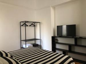 布宜诺斯艾利斯Antiguo departamento con excelente ubicación的一间卧室配有一张床和一台电视