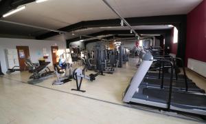 露米雅Hotel Adria的健身房设有跑步机和椭圆机