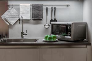 贝加莫博尔格圣利奥纳多公寓的厨房柜台配有微波炉和苹果盘
