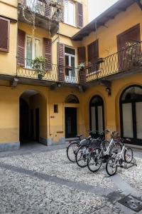 贝加莫博尔格圣利奥纳多公寓的停在大楼前的一群自行车