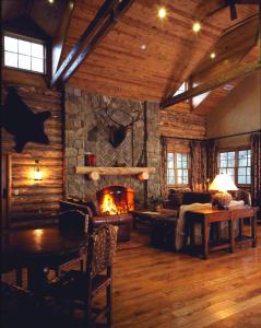 圣巴巴拉Circle Bar B Guest Ranch的小木屋内带壁炉的客厅
