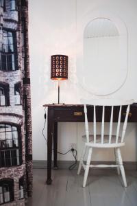 HaapavesiVilla Korkatti的一张白色椅子,坐在一张带镜子的桌子旁