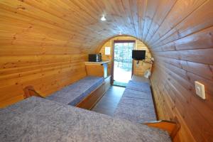 金洛赫利文Blackwater Glamping Pods的小木屋内的小房间,配有一张床