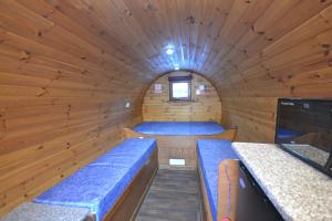 金洛赫利文Blackwater Glamping Pods的小木屋内的小房间设有蓝色长椅