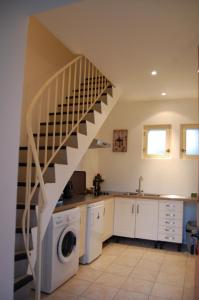 谢夫勒斯Gîte dans un Domaine Historique的一间带洗衣机和楼梯的厨房