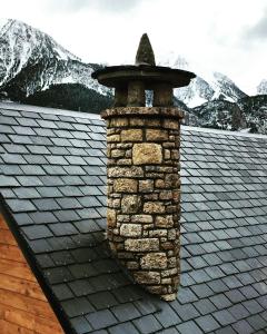 GistaínCasa Albana Pirineos的屋顶上的砖烟 ⁇ 