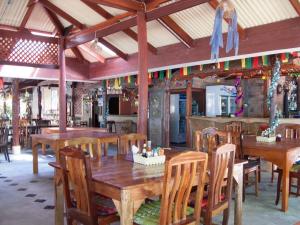 SiboyaSiBoya Bungalows的用餐室配有木桌和椅子