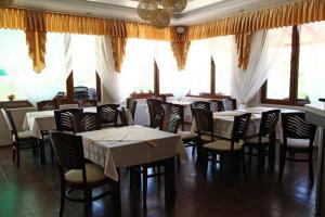 奥格尼亚诺沃典雅温泉酒店的用餐室设有桌椅和窗户。