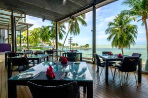 Mercure Penang Beach餐厅或其他用餐的地方