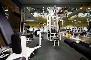 塔什Matterhorn Inn的健身房,配有各种跑步机和机器