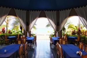 圣地亚哥Suite San Juan 133 Gran Pacifica Resort的一间配备有蓝色桌椅的用餐室