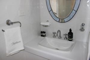 巴瑟尔顿Fairlawn Estate的白色的浴室设有水槽和镜子