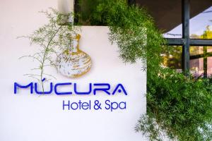 卡塔赫纳Mucura Hotel & Spa的酒店和带有花瓶的水疗中心的标志