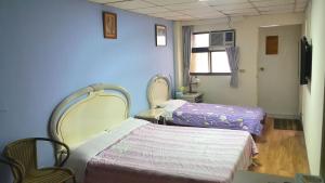 花莲市福大旅馆的一间医院间,设有两张床和窗户