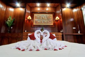 乌布Pondok Naya - CHSE Certified的床上用毛巾制成的两天鹅