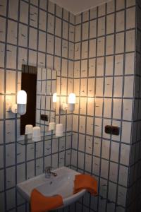达默Haus am Deich Wohnung 12的一间带水槽和镜子的浴室