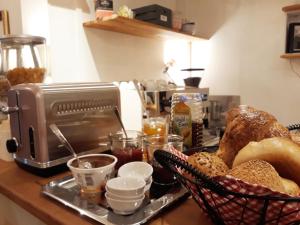 波恩45号旅舍的一个带面包盘和烤面包机的柜台