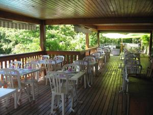 Neuville-sur-Ain奥珐萨昂德瑞酒店的木甲板上的一排桌椅