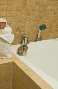 瓦特拉多尔内多纳多内酒店的浴室水槽配有水龙头和毛巾