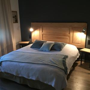 Schwenheim乐卡琳迪萨韦斯住宿加早餐酒店的一间卧室配有一张带蓝色枕头的大床