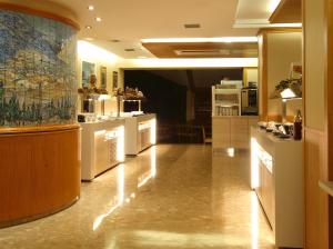 恩坎普纪莲酒店及Spa中心的大房间设有厨房,配有白色家电